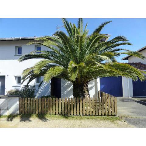 Le Brigantin , villa mitoyenne 68m2 avec terrasse, jardinet et petit garage