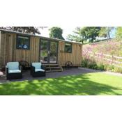 Little Acorn - Luxury shepherd's hut / lodge with private hot tub and garden