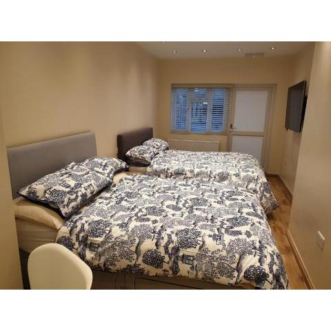 London Luxury Apartments 3 Bedroom Sleeps 8 with 3 Bathrooms 4 mins walk to tube free parking