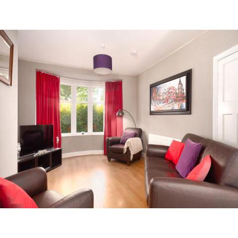 Lovely 2 Bed House, with Garden and Free Parking