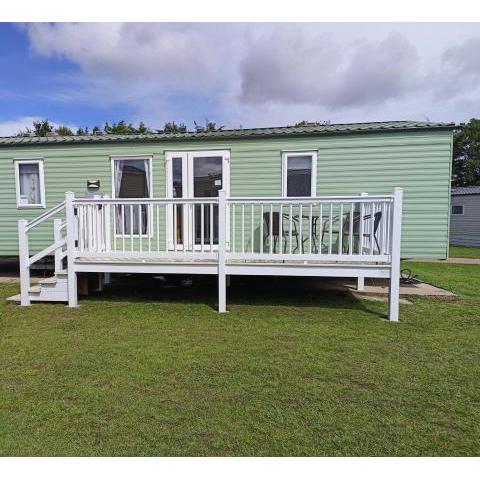 Lovely 8 Berth Caravan With Decking At Breydon Water Holiday Park Ref 10035rp