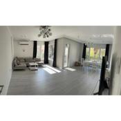 Lovely new 3-bedroom apt 250m sea