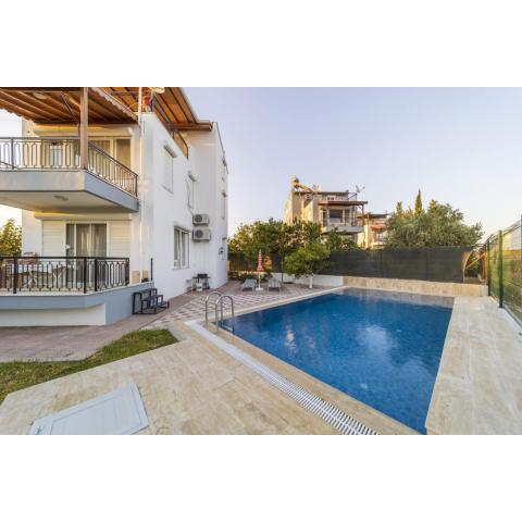 Lovely Villa with Pool and Garden in Antalya