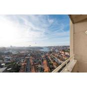 LovelyStay - 1BR Flat with Stunning Views over Porto