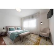 LovelyStay - Newly Decorated 2BR Flat with Free Parking