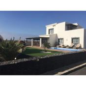 luxury 3bed Villa with heated private pool, full Sky and free WIFI