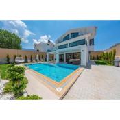 Luxury 4-Bed Villa with private pool and Jacuzzi