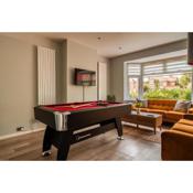 Luxury Affordable Business Stay with Hot Tub and Pool Table