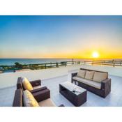 Luxury Penthouse w/Stunning Sea Views, Walk Beach