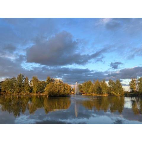 Luxury Shepherds Hut - The Moorhen by the lake