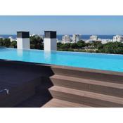 Luxus (****) Apartment mit 2 Schlafzimmern/Bädern und Roof Infinity Pool mit weitem Meerblick