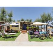 Mobile home with terrace on the beach in Cupra Marittima