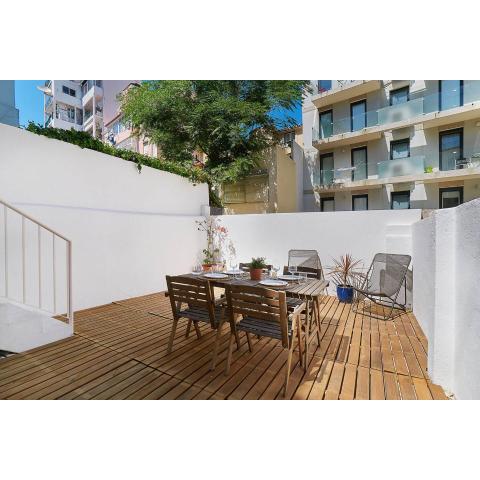 Modern flat with double patio right next to Estrela Gardens