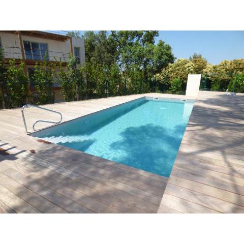 Moderne, piscine, parking privé, climatisation, 3 chambres