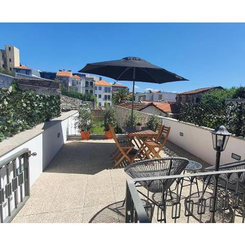 NEW!Central w/ sunny terrace - 9 min walk Trindade