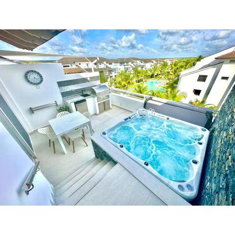 NEW Luxury Penthouse with Jacuzzi, BBQ and 4 Free private beach passes!