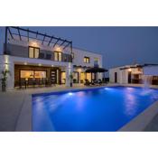 New luxury Villa with heated pool with hydromassage, biliard near town center