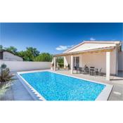 Nice home in Valbandon with Outdoor swimming pool, WiFi and 3 Bedrooms