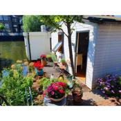 Romantic quiet studio on the canal