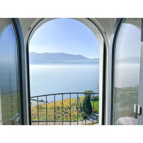 Room with 360° view overlooking Lake Geneva and Alps