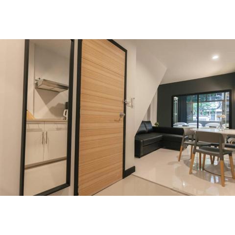 S2 Silom Large room 4-6 guests Full kitchen WIFI