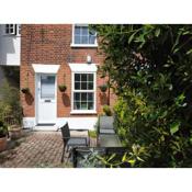 Secret Cottage, Wivenhoe - Charming, Cosy, Convenient & Quiet, 2 x Double Bed Period Cottage PLUS Patio - 6 min walk train, 2 min walk High Street Pubs, Restaurants, Shops