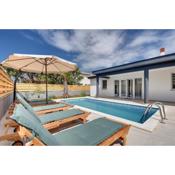 Sonnige Villa mit privatem Pool, WLAN, BBQ, Klima