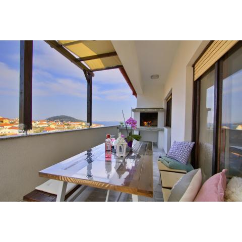 Spacious, two terrace Sunnyside apartment w amazing view