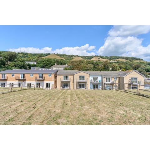 Stunning 3 Bed Apt With Parking & Balcony - The Perfect Choice For Families, Small Groups & Business Travellers - Close To Ventnor Beach