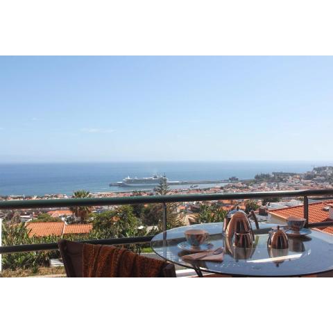 Stylish apartment with balcony and amazing views over Funchal and the sea