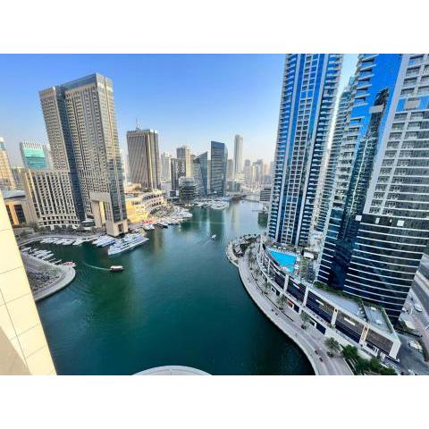 Stylish Space with Balcony Facing The Marina!