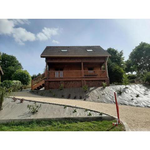 SUPERBE CHALET SITE PAISIBLE AVEC PISCINE CHAUFFEE