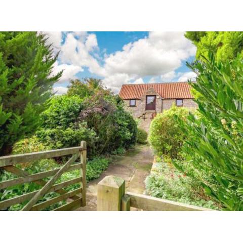 Tawny cottage w pool and enclosed garden