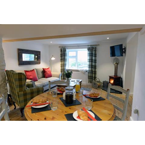 The Cwtch - Luxury Cottage, Sea Views, Pet Friendly