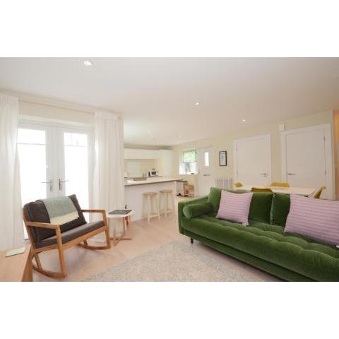 The Mews - 2 Bedroom Luxury, Spacious House With Free Parking