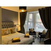 THE PROMENADE SUITE - 2 min walk to the lovely beach front promernade of llandudno