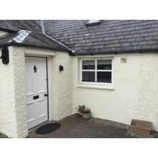 Three-Bedroom Old Cottage Free Parking