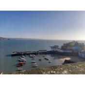 Top Floor Apartment, sea views of harbour beach