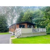 Treetops Lodge with Hot Tub