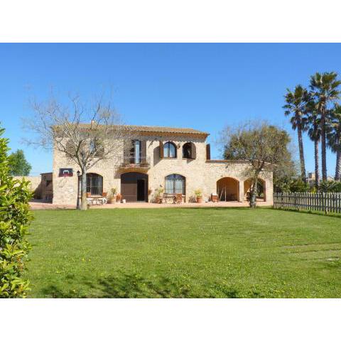 Typical villa in Sant Pere Pescador with pool