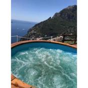 VILLA LA TAGLIATA spectacular jacuzzi tub amazing view and private parking garage