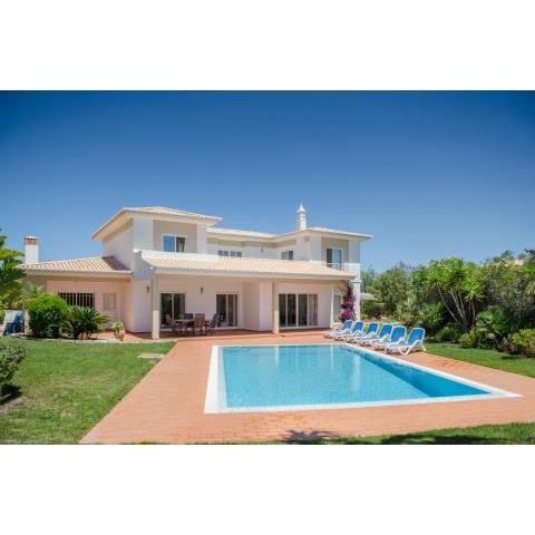 Villa Montanha, Luxury Coastal Villa, with swimming pool, loungers and alfresco dining, 10 min walk to the beautiful Praia da Luz Beach, Shops, Bars and Restaurants!