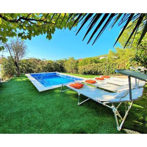 Villa Sitges Les Moreres Beach 15 minutes walking AC Very Confortable Nice Outdoor Areas Pool very sunny