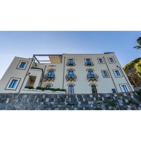 Villa Urbis Taormina, luxury villa in the heart of Taormina with swimming pool & lift