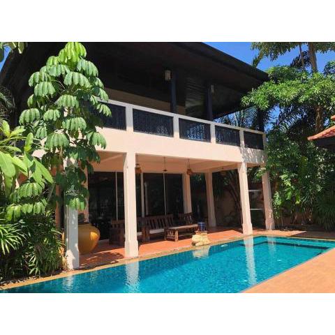 Villa with Swimming Pool/Jacuzzi and boat mooring