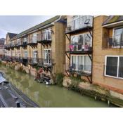 Waterfront Apartment In The Heart Of St Neots