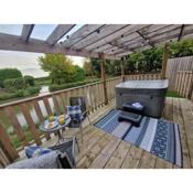 Wren - Luxury Shepherd's Hut with Hot Tub